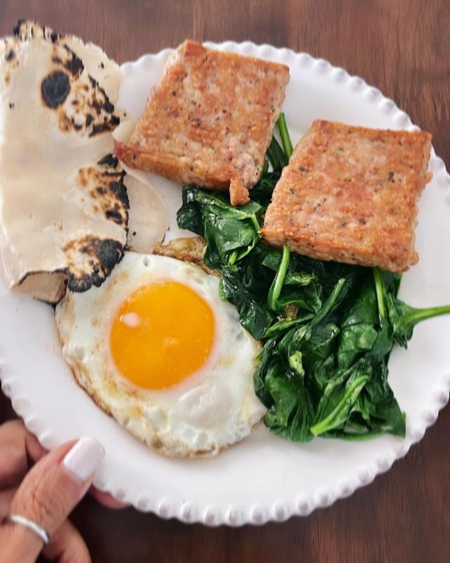 I cooked 3 eggs, 3 sausages and spinach for my hubby and I. Why didn’t I make 4??? Well …here’s why ➡️ there were only 3 @pedersonsfarms spicy breakfast sausage left in the package & there were only 3 eggs left in my carton …so I went with it (I have unopened, of each …but ‘eh’ …let’s just divvy up what’s opened)!

Hubby got 2 eggs and one sausage and I got one egg and 2 sausages!!!! I think I WON! 😉

Scooped up the yolk that runneth into the  spinach with a @mikeys cassava tortilla! 

That’s what was for breakfast 😋 What was on your plate?
.
.
.
.
.
#breakfast #paleo #healthylifestyle #healthandwellness #poketheyolk #eatrealfood #paleolifestyle #foodie #foodwithapurpose #cocospaleokitchen